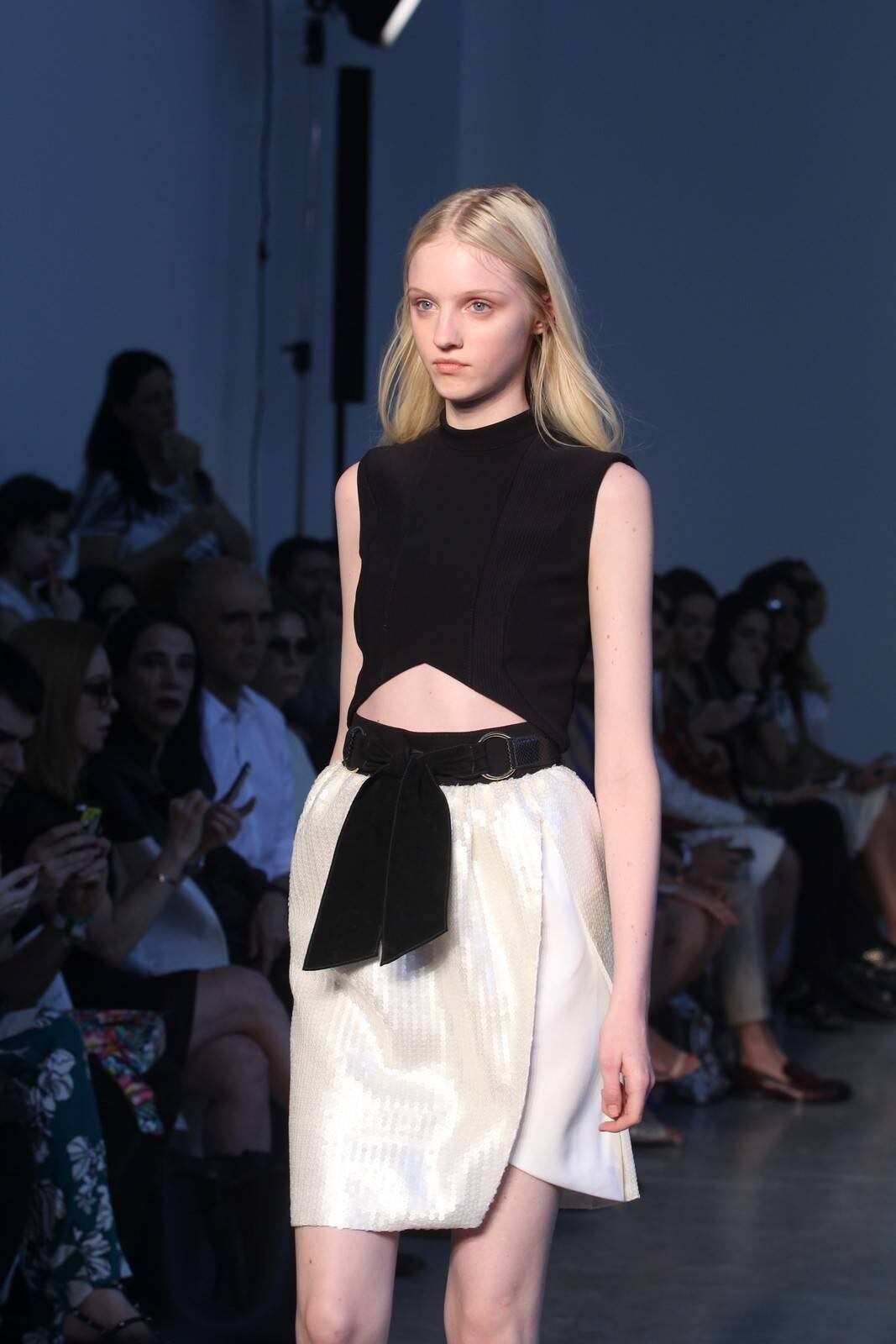 O segundo dia de desfiles da temporada inverno 2015 da São Paulo Fashion Week começou com a coleção do estilista Pedro Lourenço, nesta terça-feira (4). As modelos entraram na passarela após uma hora de atraso e vestiram peças feitas de diferentes materiais, que iam desde os trabalhos com paetês até detalhes com argolas de meta. Além dos casacos e saias que deram um ar sexy à coleção, as sandálias com saltos largos, arredondados e amarrações no tornozelo também foram destaque na passarela