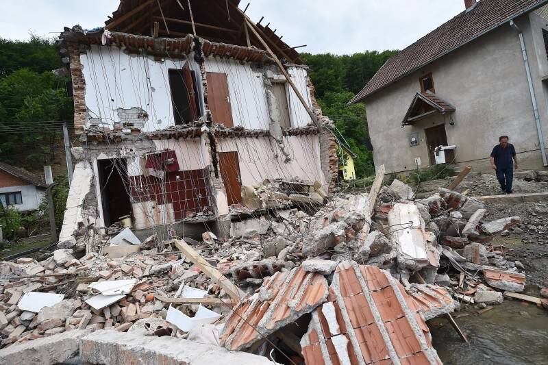 Em Krupanj , na Sérvia,
homem caminha por entre o que sobrou de sua casa, destruída pelas fortes
inundações que atingem a região