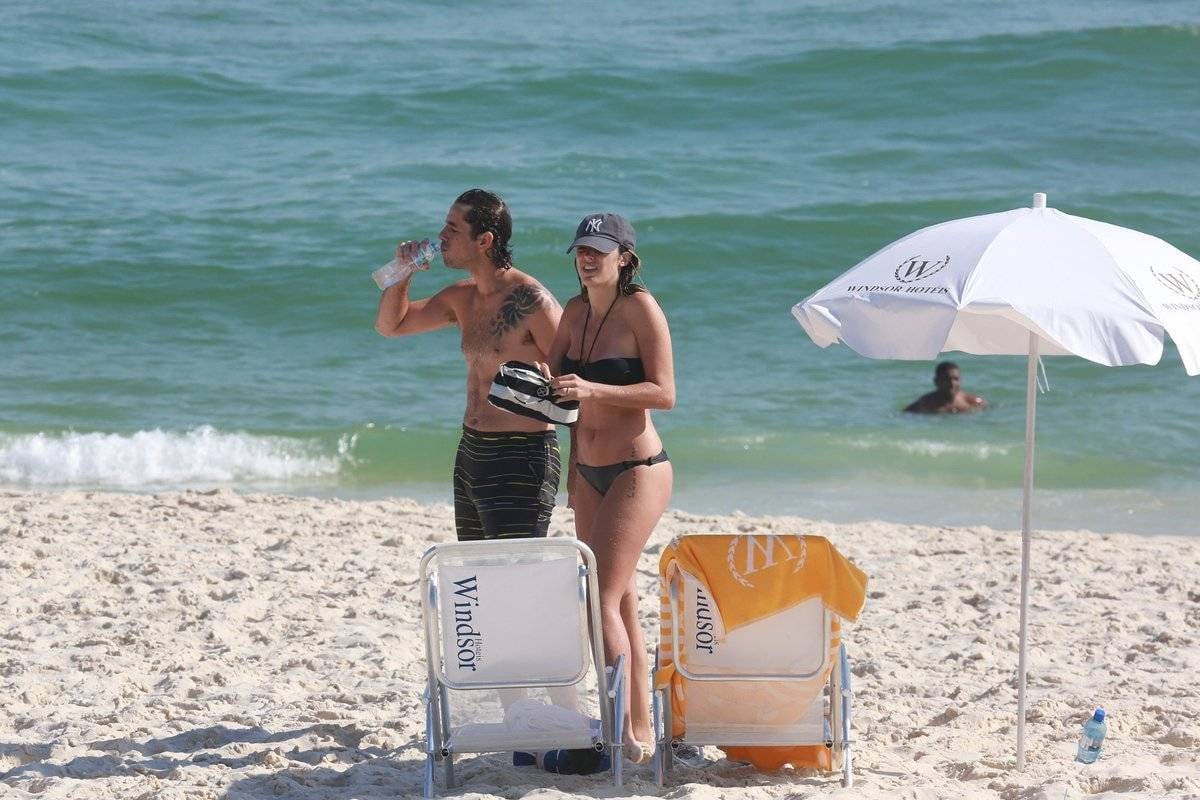Rafa Brites e Felipe Andreoli curtem dia de sol em praia do Rio de Janeiro