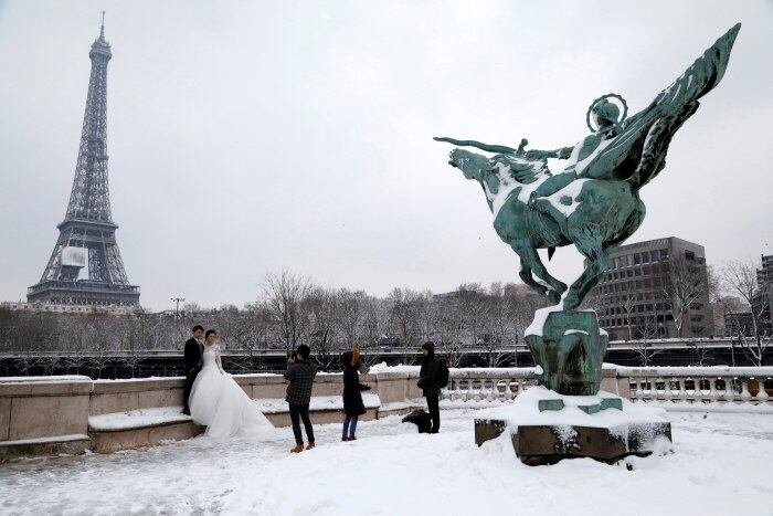 A grande quantidade de neve que caiu em Paris, na França, nesta terça-feira (6) fez a cidade fechar uma das suas principais atrações turísticas: a Torre Eiffel. Com a interdição, os turistas conseguiram admirar o monumento apenas dos jardins perto da Torre Eiffel, que estava coberta de neve
