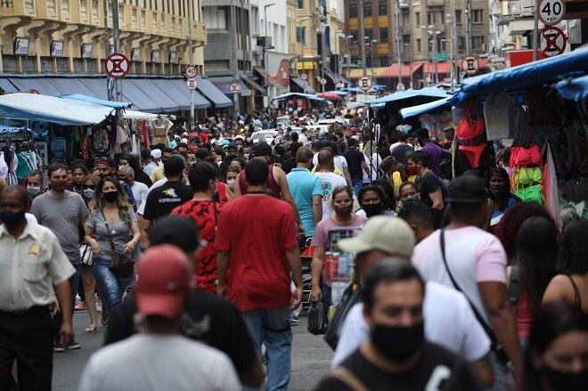 A Rua 25 de Março, na zona central de São Paulo, ficou lotada neste sábado (24), uma semana antes do feriado do Halloween. Com a capital na Fase 4 - Verde da pandemia, os comércios poderão operar com limite de 60% da capacidade, mas sem restrições de horário