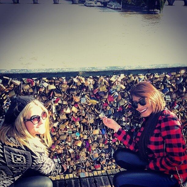 Ao visitar a ponte dos cadeados do amor, em Paris, Rafaella gerou polêmica sobre um possível romance escondido