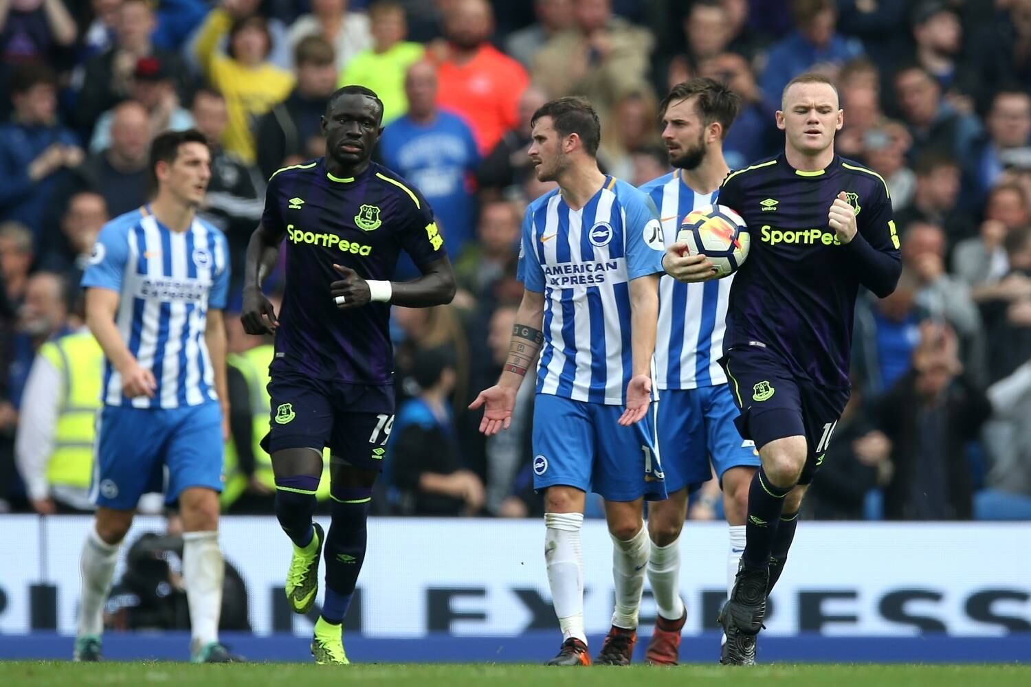 O Everton contou com a estrela do veterano Wayne Rooney para
não sair com a derrota diante do caçula Brighton & Hove Albion, neste
domingo (15). Fora de casa, a equipe saiu atrás no segundo tempo, mas viu o atacante
marcar de pênalti para selar o 1 a 1. O resultado, porém, não tira os
visitantes das últimas colocações na tabela do Campeonato Inglês