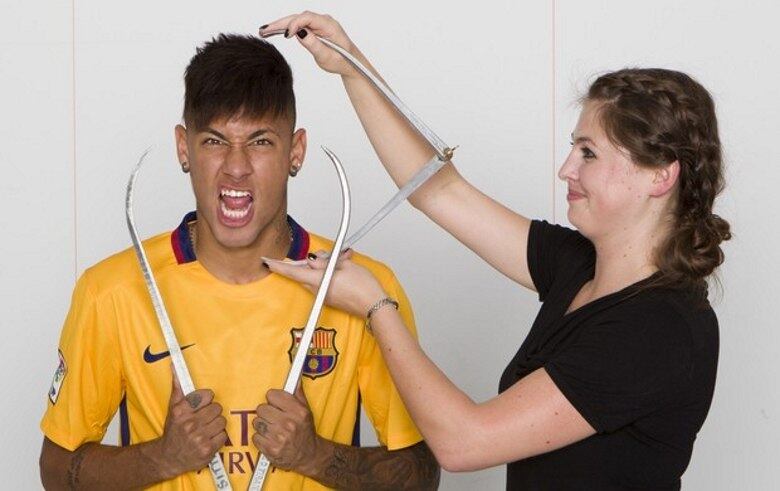 O famoso museu de cera Madame Tussauds, de Orlando, vai ganhar um novo "integrante" em breve. Neymar cedeu sua imagem para que o museu faça uma estátua de cera idêntica a ele. O craque diz estar ansioso para que os fãs possam conhecer seu irmão gêmeo