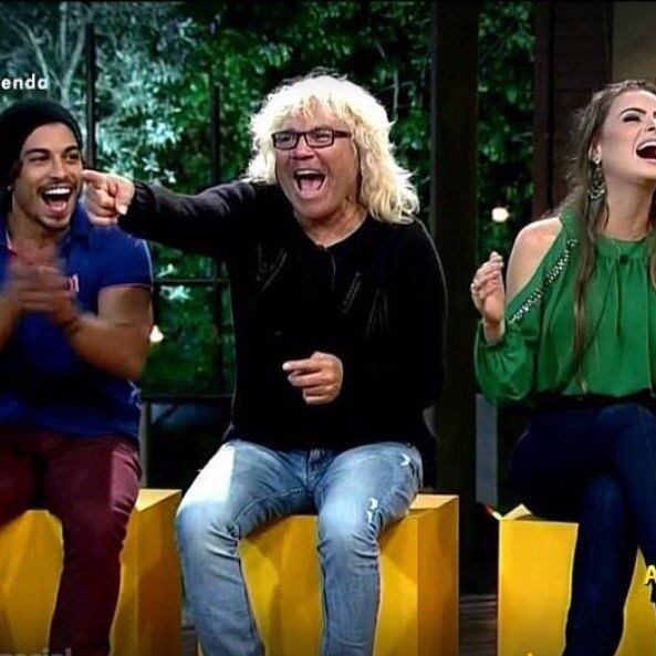 O cantor tentou manter a calma dentro do programa, mas diz
que foi impossível com o tanto de “ego inflado” que encontrou em seu caminho. 


— Aquela gente que vai para um reality show cuidar dos
animais achando é desfile, maquiagem, cílio postiço... Tentei fazer o melhor,
passar um monte de coisas legais, até que quebrei tudo, briguei mesmo, porque
não dava mais!