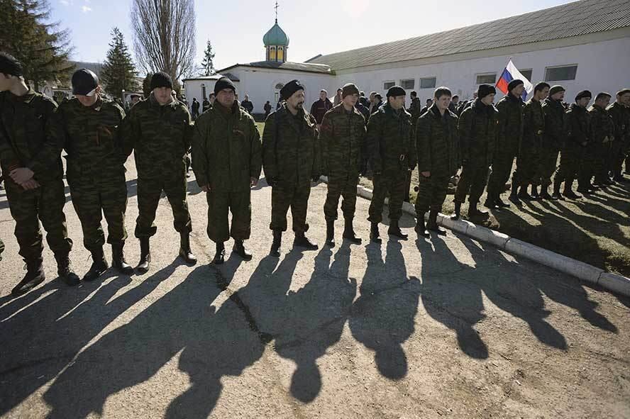 Guardas ucranianos disseram ter sido atacados por forças russas na Crimeia