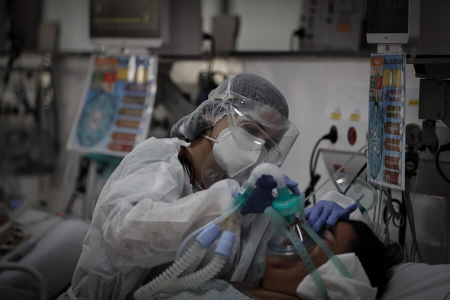 A diretora da Opas (Organização Pan-Americana da Saúde), braço da OMS (Organização Mundial da Saúde) na região, Carissa Etienne, alertou sobre uma "ameaça tripla de doenças respiratórias" que assola o continente neste momento. Em pronunciamento, na quarta-feira (16), Carissa ressaltou que a forte disseminação de Covid-19, de influenza e de VSR (vírus sincicial respiratório) está "sobrecarregando nossos povos e nossos sistemas de saúde"