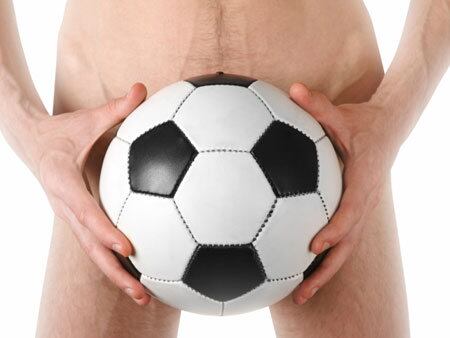 O câncer de próstata
é mais comum na terceira idade? 


Esse tipo de câncer é mais comum após os 50 anos, mas pode
acontecer em pacientes mais jovens, avisa o urologista Carlos Sacomani, do
Hospital A.C. Camargo Cancer Center.



— A doença não tem sintomas nos estágios iniciais,
justamente na fase que podemos oferecer um tratamento eficaz e curativo. Por
isso, a importância da detecção precoce da doença por meio de exames, como o PSA
e o exame de toque

Tire suas dúvidas sobre o exame de toque