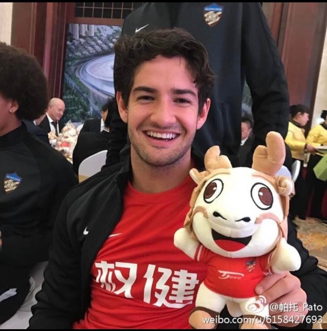Pato já mostrava estar em um clima amistoso na China desde a sua chegada. Na apresentação, o atleta postou uma foto ao lado do mascote do clube