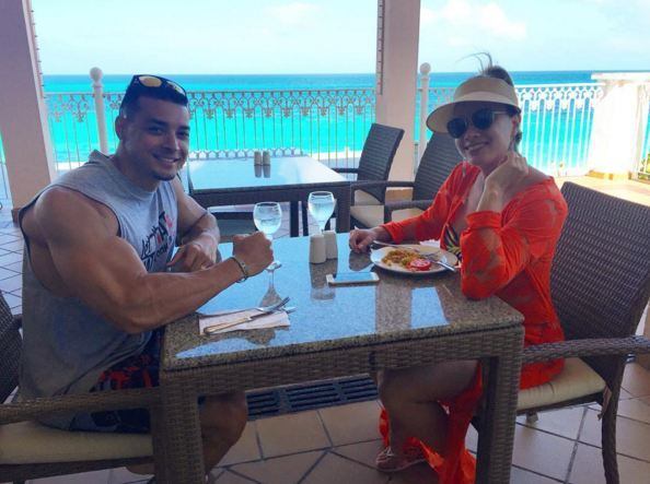 Os dois podem estar de férias, mas a personal trainer mostrou que a dieta, que conta com muito ovo, frango e batata doce, não ganhou folga.
— Esperando o frango...
+ Dez fatos provam que a vida do cachorrinho de Juju Salimeni é melhor que a sua
+ As Pragas do Legendários! Juju Salimeni e Hulk Magrelo jantam pizza de grilo: "Senti a perninha"
+ Assista às íntegras do Legendários no R7.com/Play!