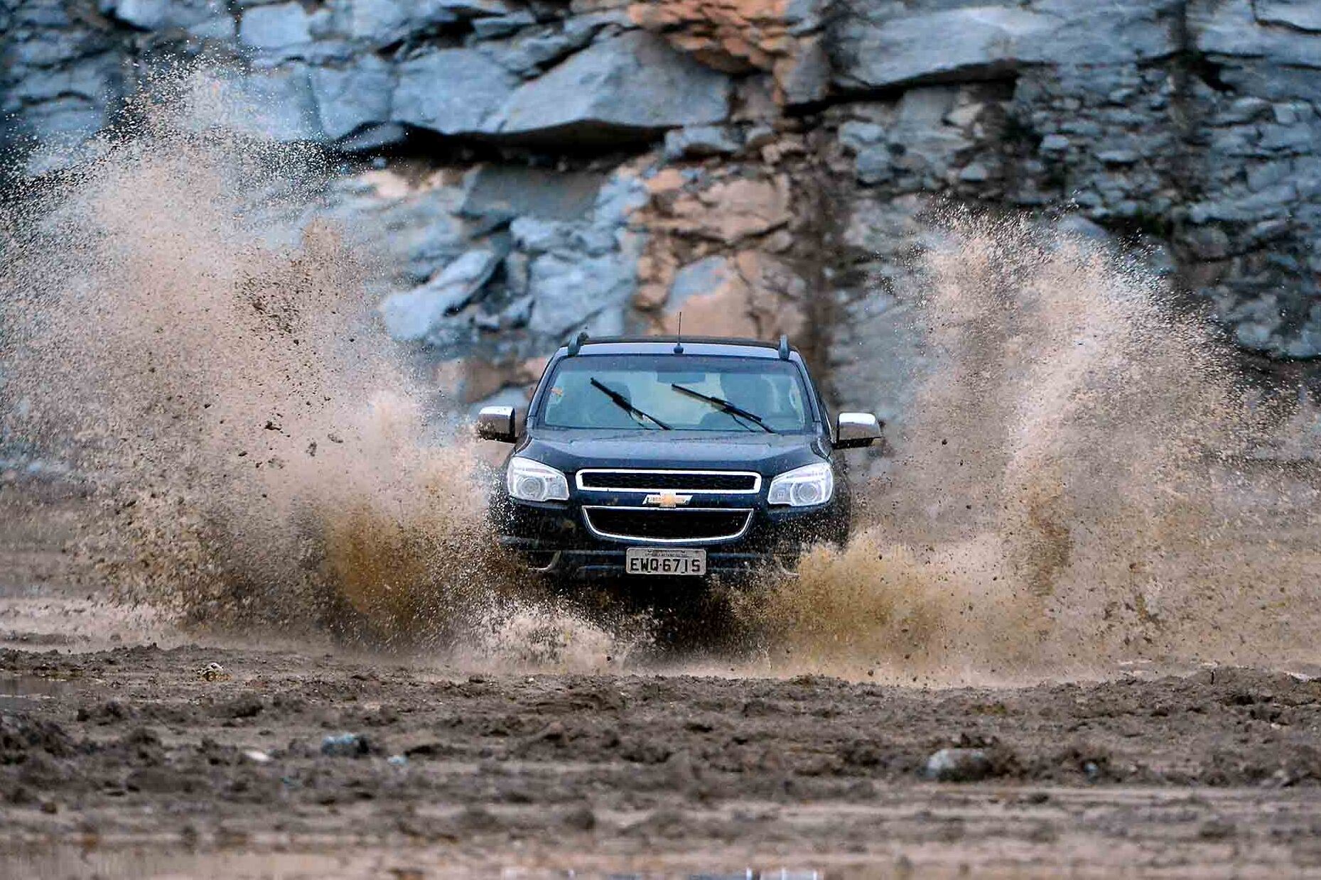 Para descobrir não tivemos dúvida: levamos o SUV a uma pedreira, local frequentado apenas por tratores, caminhões preparados e picapes 4x4. Leia a avaliação completa

Quer saber tudo sobre carros? Acesse www.r7.com/carros