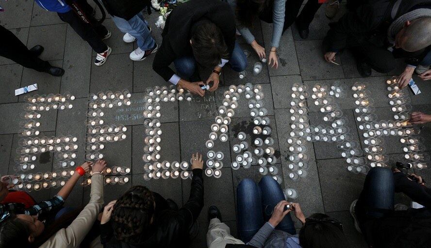Ativistas acendem 334 velas escrevendo "Beslan", em russo, para lembrar o ataque terrorista de rebeldes tchetchenos contra a Escola Primária de Beslan em 2004. Depois de dez anos, nesta quarta-feira (3), os moradores lembram que 186 crianças morreram no ataque que durou três dias 