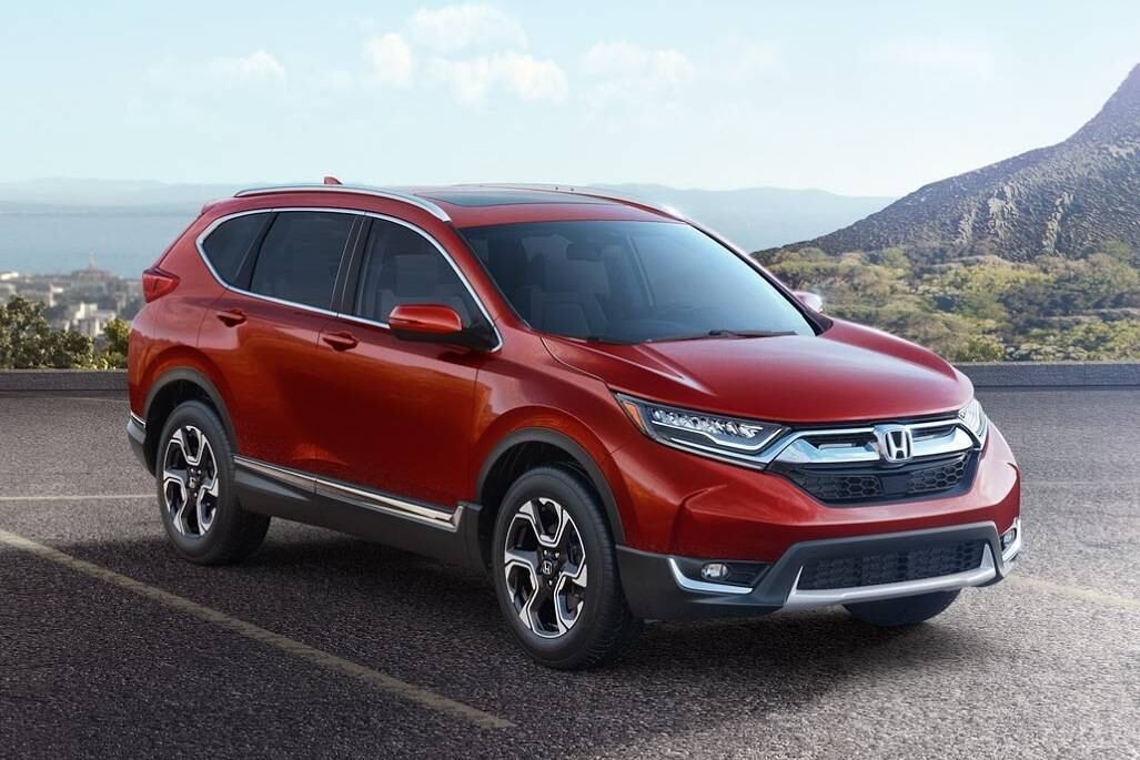 A Honda revelou nos Estados Unidos as primeiras imagens da 5ª geração do CR-V, segundo modelo mais vendido da marca no país. Produzido no México e vendido no Brasil, o SUV médio renasce da décima geração do Civic, herdando do sedã as principais evoluções. O design muda radicalmente e, pela primeira vez, o utilitário terá motor turbo