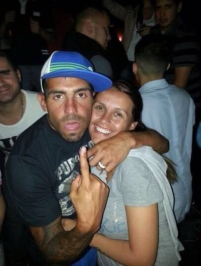 Carlitos Tevez não tem se
mostrado chateado por estar fora da Copa do Mundo. Preterido pelo técnico
Alejandro Sabella, o atacante argentino aparece se divertindo e curtindo muito
a família nas redes sociais
