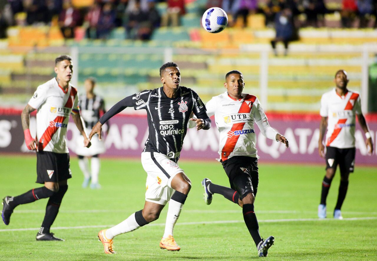 Atacante Jô disputa bola com atleta do Always Ready no jogo do primeiro tuno, na Bolívia