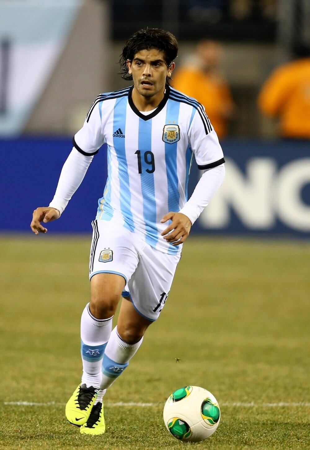 Ever Banega

Banega também já sofreu com uma lesão bizarra em sua carreira. Em 2012, o atleta foi abastecer o carro em um posto de gasolina e esqueceu de puxar o freio de mão. O carro acabou passando por cima da perna do argentino, fraturando a tíbia e fíbula