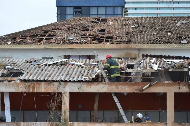 Uma equipe de 30 profissionais peritos trabalha na identificação das vítimas. Quatro peritos da Polícia Federal estão apoiando os trabalhos