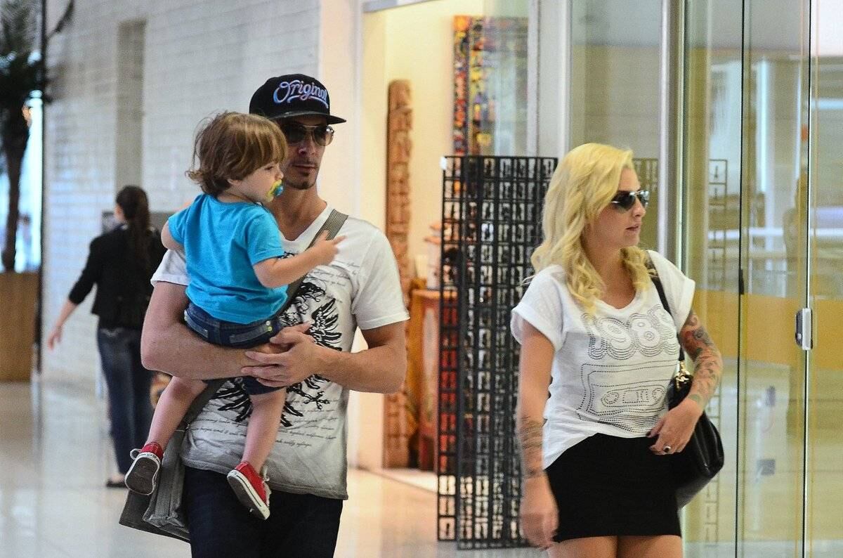 Clara foi vista com a família no Aeroporto Santos Dumont, no Rio de Janeiro, durante a polêmica de que o marido da ex-BBB, Fabian Aguilar estaria foragido no Brasil devido a uma acusação de fraude na França

