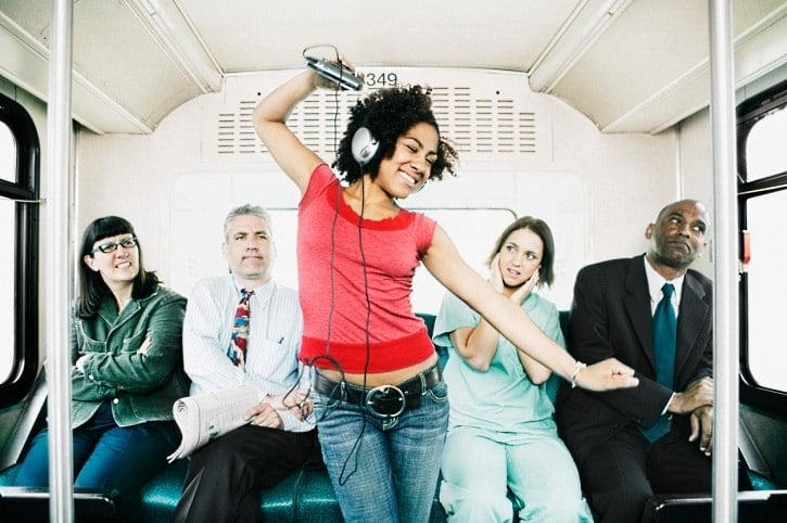 

Você tem o costume de ouvir música alta com fone de ouvido? Saiba que isso pode ser prejudicial à saúde. Segundo o fonoaudiólogo e supervisor da Telex Soluções Auditivas, Gladstone Leite, o volume muito alto do som agride e provoca a morte das células  do ouvido.

— Depois de escutar uma música muito alta, a pessoa fica com fadiga no ouvido, ou seja, ela começa a ouvir “zumbidos”. Em longo prazo, ela começa a perder a audição. Isso significa que, com o passar do tempo, ela passa a não escutar frases inteiras e os sons mais agudos


