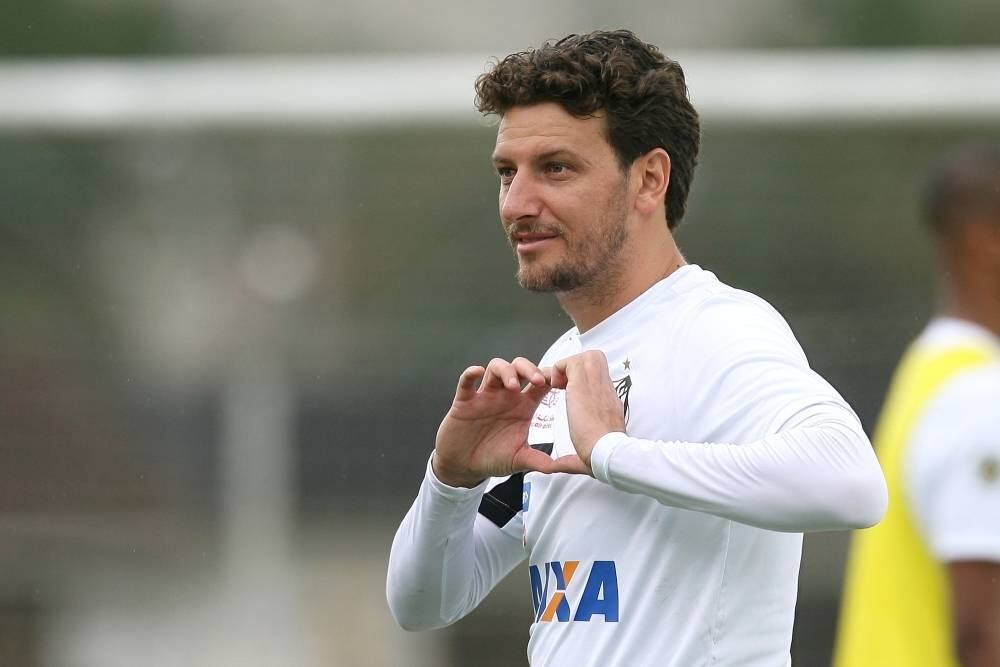 Também ex-jogador da seleção brasileira e de grandes clubes do País, Elano pendurou as chuteiras. O meio-campista, bicampeão brasileiro com o Santos em 2002 e 2004, agora fará parte da comissão técnica permanente do clube