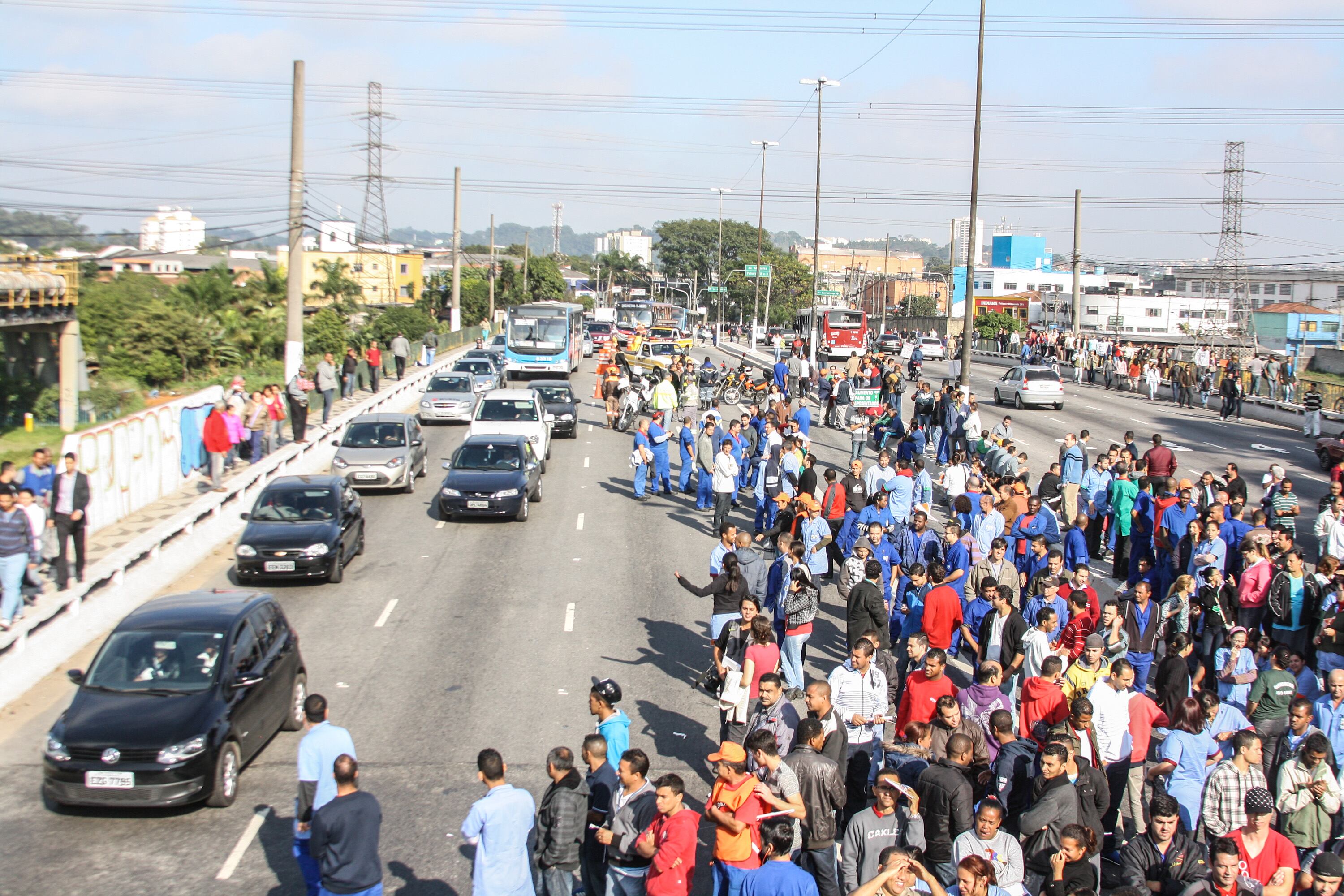 Manifestantes interditam a Ponte do Socorro, zona sul de São Paulo,
durante o Dia Nacional de Lutas com Greves e Mobilizações 