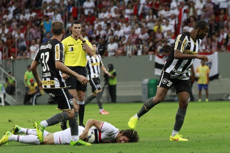 Na vida há duas certezas: a morte e que o volante Airton, do Botafogo, será expulso, como foi contra o São Paulo ao pisar covardemente na cabeça de Alexandre Pato