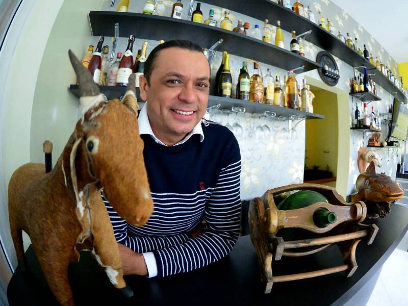 É no espaço gourmet da nova casa de Frank que acontece os grandes churrascos. A boa música costuma também passar por lá. O local armazena centenas de garrafas de cachaças, todas elas presentes recebidos de amigos.

— Esse é o meu lugar favorito. Acabou de ficar pronto. Há também um estúdio de música que
está sendo concluído, falta vir a acústica. Adoro uma
cachaça, mas não sou viciado, apenas aprecio. Aliás, nunca fiquei bêbado na minha vida.
Não fumo, não me drogo, não curto
