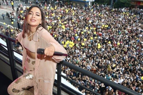 Anitta foi a convidada especial para a inauguração de uma academia em São Paulo, neste domingo (9). O evento rolou na Avenida Paulista e a cantora chegou causando tumulto por lá. Uma multidão se aglomerou para vê-la 