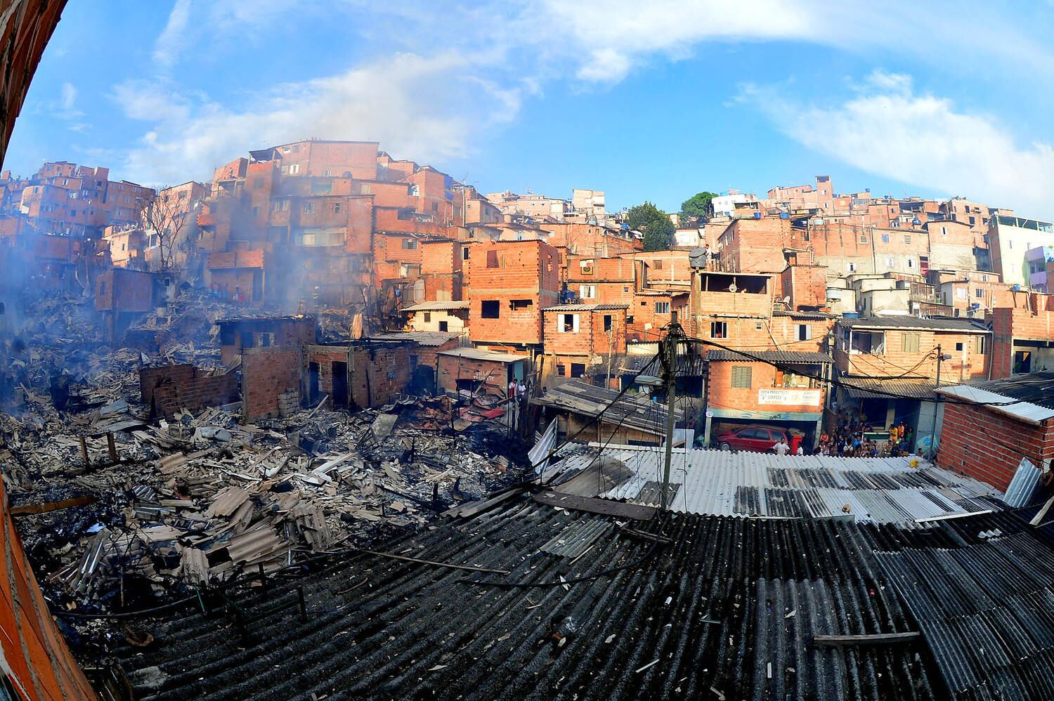 A Defesa Civil
aguarda o término dos trabalhos de rescaldo do Corpo de Bombeiros para poder
avaliar a área