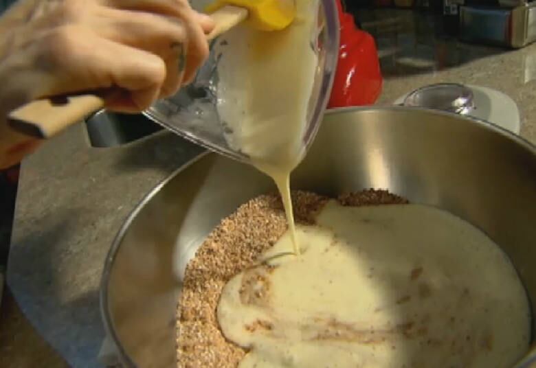 Misture os ingredientes secos com os que foram batidos no liquidificador, acrescente uma colher de sopa de fermento e mexa bem

+ Da cobertura ao recheio: saiba o que é mito e verdade sobre os bolos e saboreie sem culpa

+ Mãe e filha tiveram a vida transformada por causa da produção de bolos. Veja!

+ Do brigadeiro ao pudim: conheça os doces que só existem no Brasil
