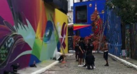 Artista voltam a colorir o Beco do Batman