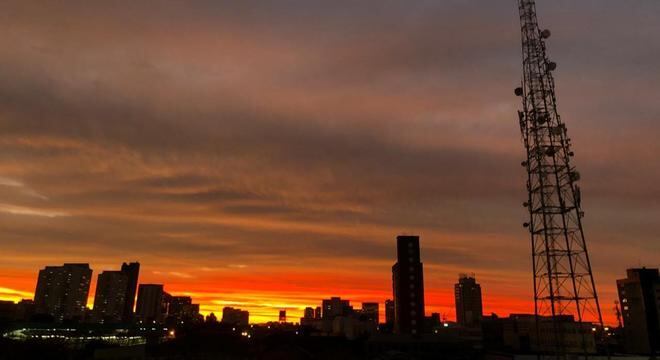 Pôr do sol visto da sede da RecordTV na Barra Funda, zona oeste de São Paulo