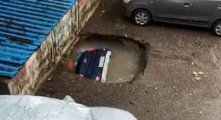 Embora luzes do carro pareçam estar acesas, não havia ninguém dentro do veículo