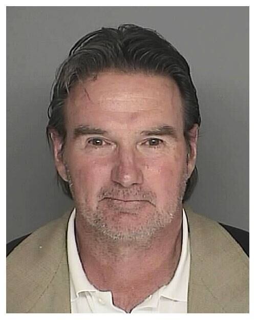 Jimmy Connors, lenda do tênis, foi preso em 2008 por desacato a autoridade. Isso porque o ex-número um do mundo foi com seu filho assistir a uma partida de basquete e, provocado por um torcedor, começou uma confusão. A polícia local da Califórnia pediu para que ele se retirasse do ginásio. Indignado, o pentacampeão do US Open discutiu com os policiais e foi preso. Na delegacia, Jimmy foi liberado