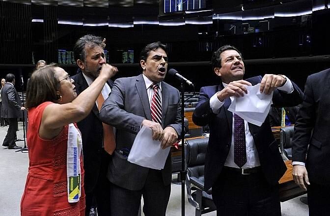 Pedido de criação da Frente Parlamentar Mista pela Democracia contou com assinatura de 186 deputados federais e 32 senadores