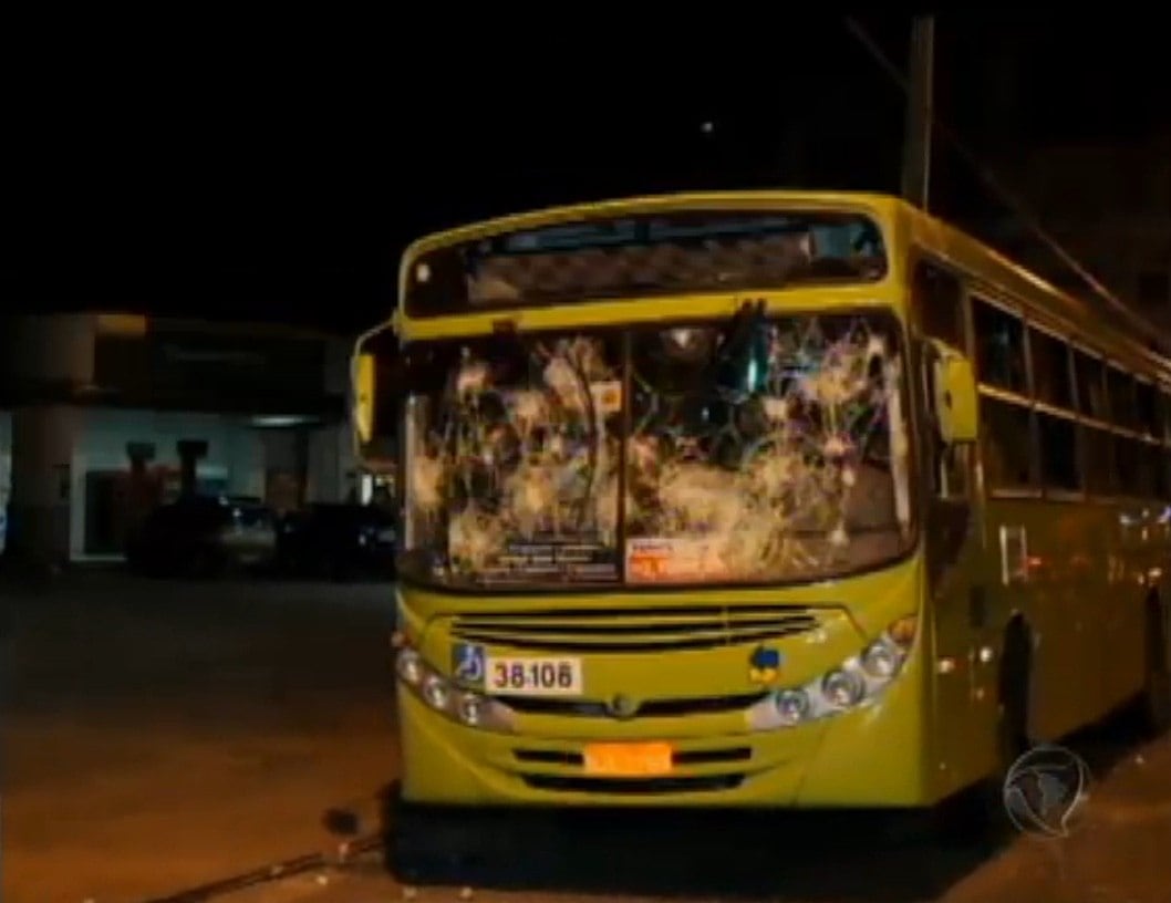 Diversos ônibus ficaram destruídos após a revolta dos passageiros