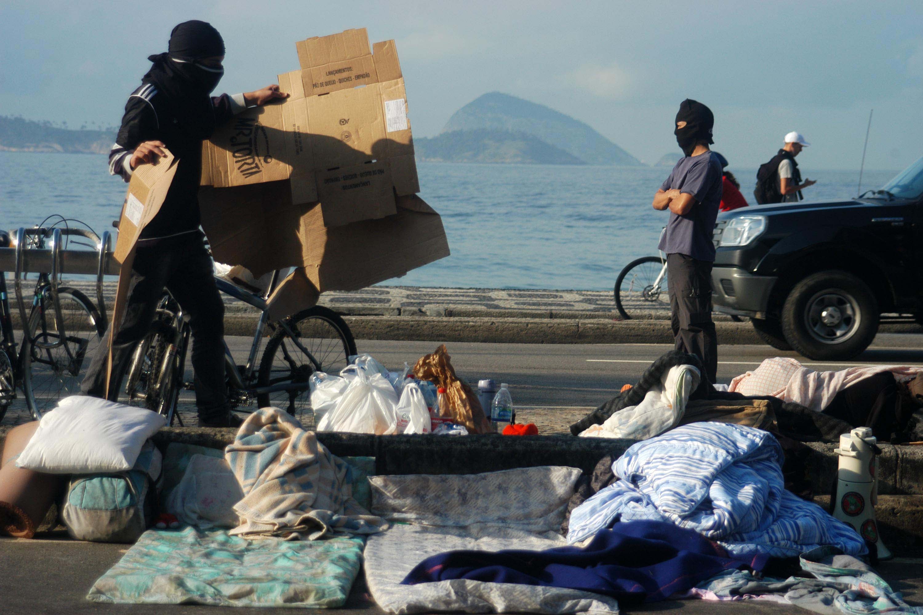 Manifestantes estão acampados com colchões e roupas de cama. Esta não é a primeira que vez que eles acampam no local. No dia 2 de julho, cerca de 15 manifestantes, que estavam lá desde o dia 21 de junho, foram expulsos da área por Policiais Militares. Na época, um manifestante foi preso por desacato