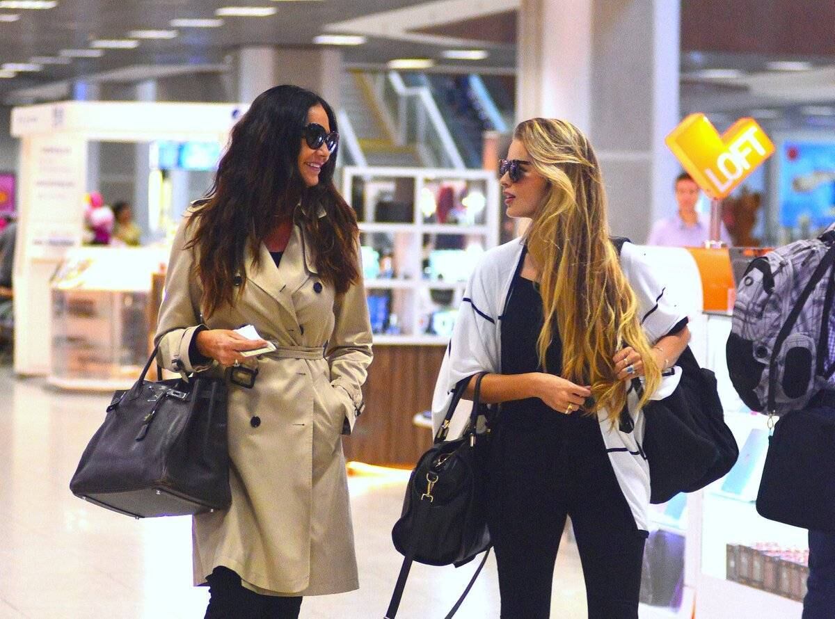 Mãe e filha foram vista em aeroporto no Rio de Janeiro

