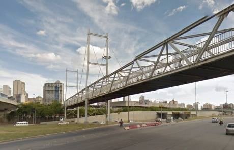 Passarela leva passageiros do centro à Estação Lagoinha do Metrô
