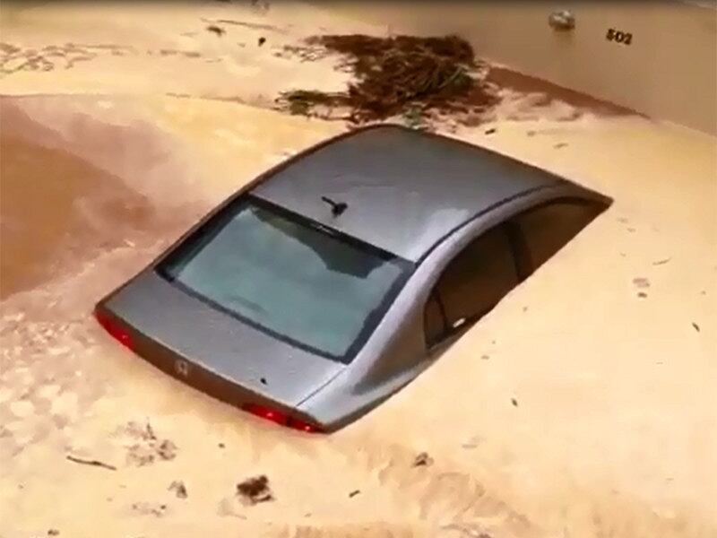 A semana não foi nada fácil para os soteropolitanos. Após alguns bairros ficarem mais de uma semana sem água, a população está enfrentando vários problemas com o excesso de chuva,
que castiga a cidade desde a madrugada de quarta-feira (8). Na
quinta-feira (9), as fortes chuvas deixaram carros submersos, ruas e pontos de
ônibus alagados, casas inundadas, além de deslizamento de terra