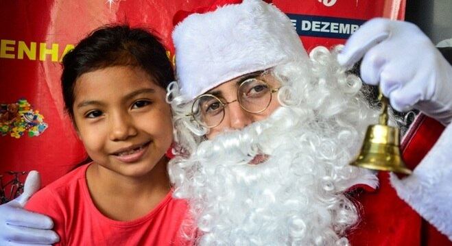 Criança recebe presente do Papai Noel em 2019, festa deste ano terá uso de máscaras