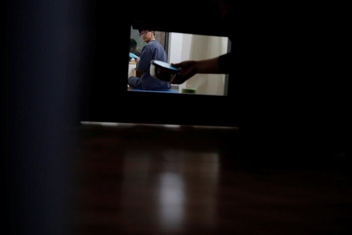 Os clientes recebem um uniforme azul, um colchão de ioga, conjunto para chá, uma caneta e um caderno. Eles dormem no chão e têm acesso a um pequeno banheiro sem espelho