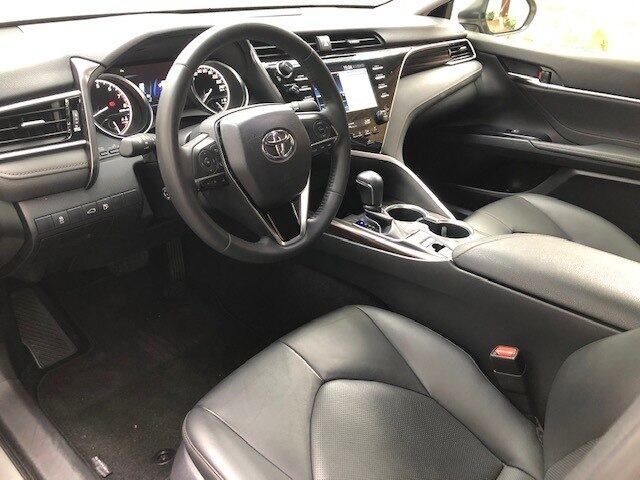 interior do Camry com duas áreas bem definidas divididas pelo console central onde está o câmbio