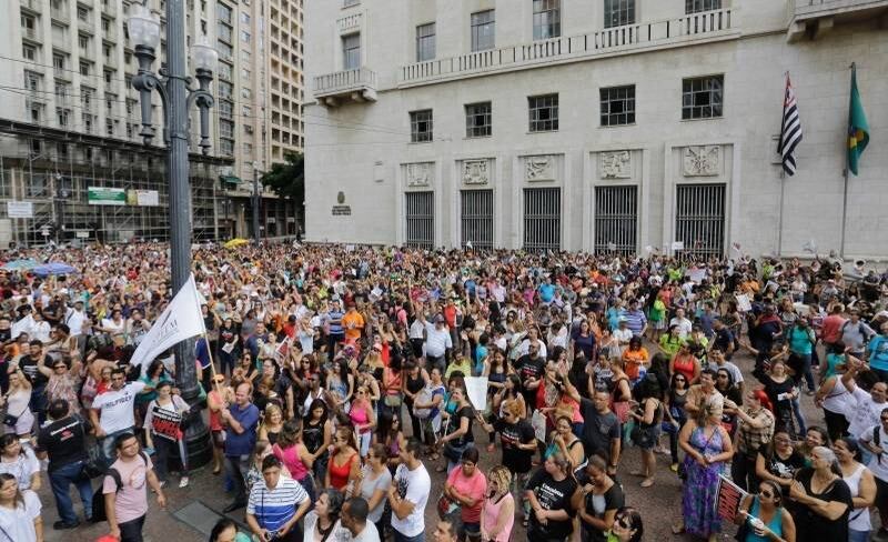 Professores se encontram em assembleia na frente da prefeitura