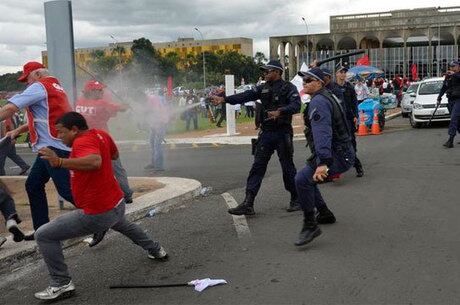Manifestantes da CUT entraram em confronto com a PMDF