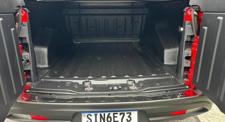 Picape tem 937 litros de caçamba com 1 tonelada de carga e 400kg de reboque