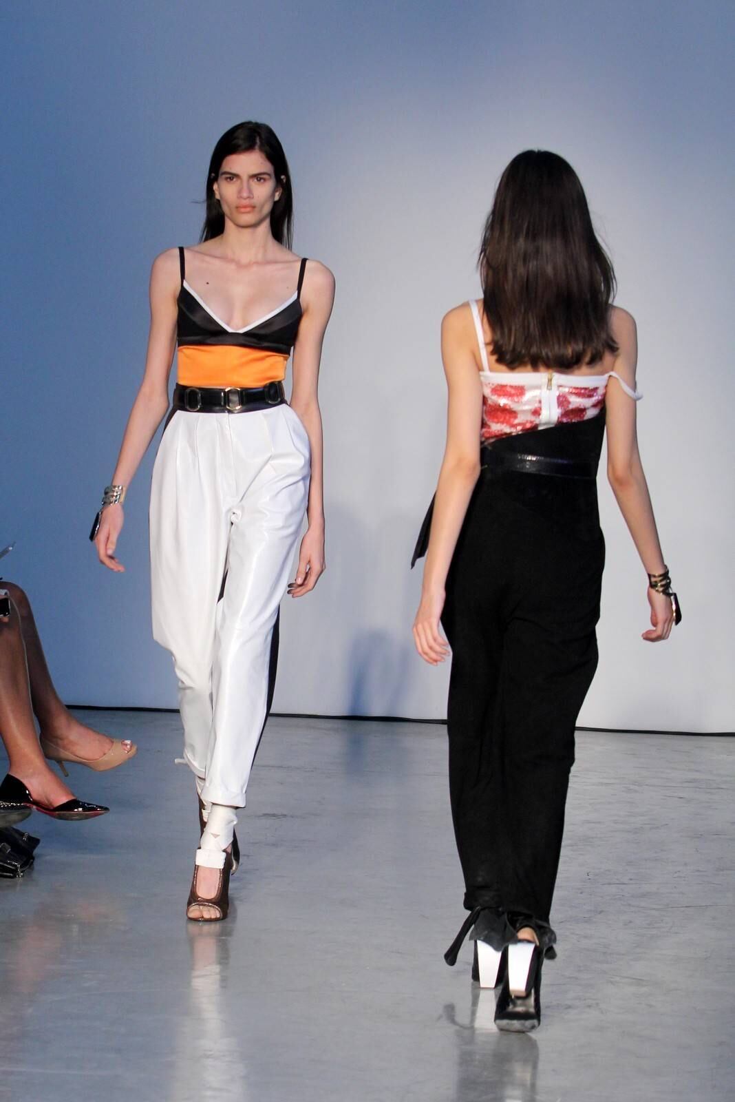 O segundo dia de desfiles da temporada inverno 2015 da São Paulo Fashion Week começou com a coleção do estilista Pedro Lourenço, nesta terça-feira (4). As modelos entraram na passarela após uma hora de atraso e vestiram peças feitas de diferentes materiais, que iam desde os trabalhos com paetês até detalhes com argolas de meta. Além dos casacos e saias que deram um ar sexy à coleção, as sandálias com saltos largos, arredondados e amarrações no tornozelo também foram destaque na passarela