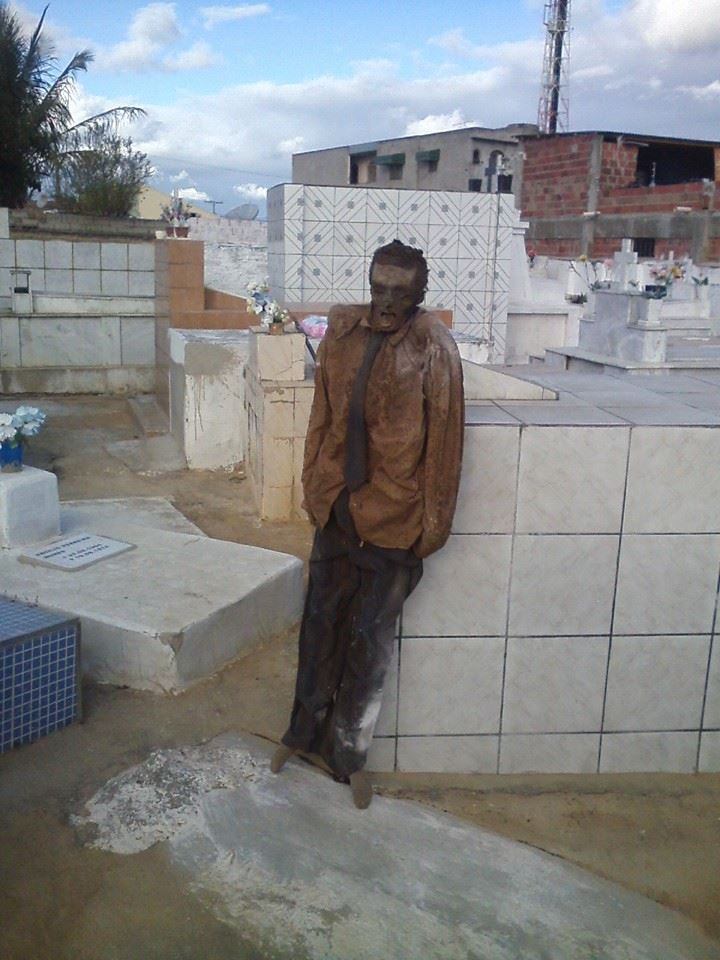 Uma família foi surpreendida ao encontrar os restos mortais de um parente intacto 10 anos depois de sua morte, no município de Poções, localizado a 452 km de Salvador, segundo informações de um funcionário da prefeitura da cidade
