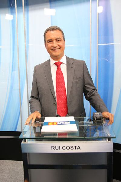 Rui Costa é candidato ao cargo de Governador da Bahia pelo PT (Partido dos Trabalhadores). Ele nasceu em 1963, em Salvador, e é formado em Economia pela UFBA (Universidade Federal da Bahia).

Na década de 80 iniciou sua carreira política participando no movimento sindical. Rui Costa chegou a dirigir o Sindiquímica (Sindicato dos Trabalhadores da Indústria Petroquímica) e fez parte da introdução e construção do PT na Bahia, partido no qual é filiado desde 1982.

Em 2000, foi eleito vereador de Salvador pela primeira vez, sendo reeleito em seguida. Em 2007, foi nomeado Secretário de Relações Institucionais durante a primeira gestão de Jaques Wagner. Em 2010, foi eleito deputado federal e, dois anos depois, assumiu o cargo de Secretario da Casa Civil da Bahia
