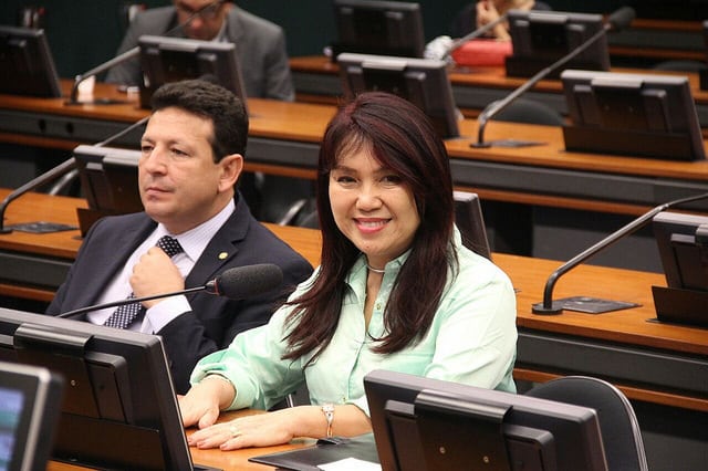 Keiko Ota (PSB), deputada
federal: É favorável. “Hoje, os
jovens de 16 anos já têm plena consciência dos seus atos. Temos visto que
quadrilhas de menores de idade altamente organizados praticam crimes com
extrema violência e crueldade, muitas vezes mais que adultos”, disse, em
entrevista à revista Época